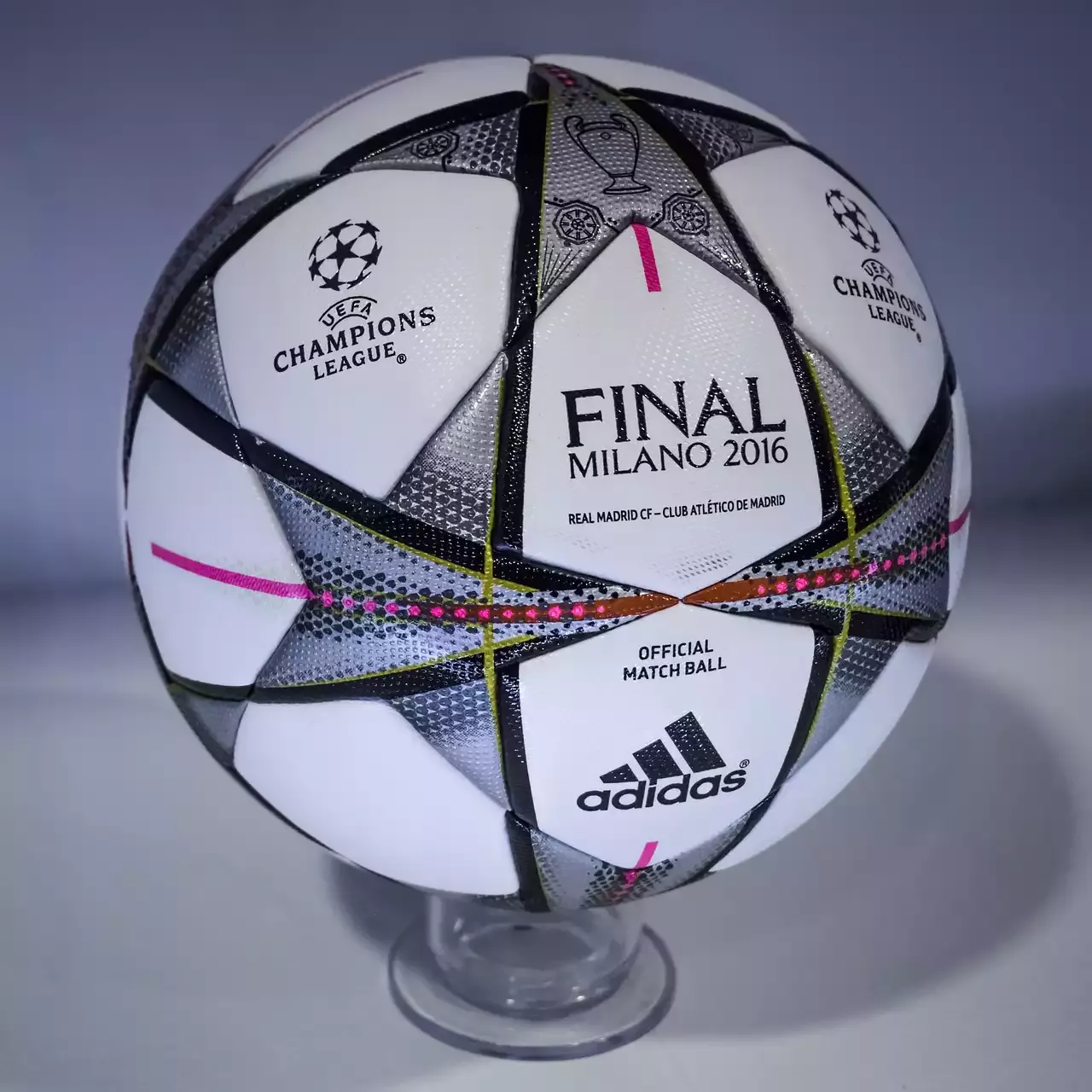 Il primo pallone ufficiale della Coppa del Mondo FIFA